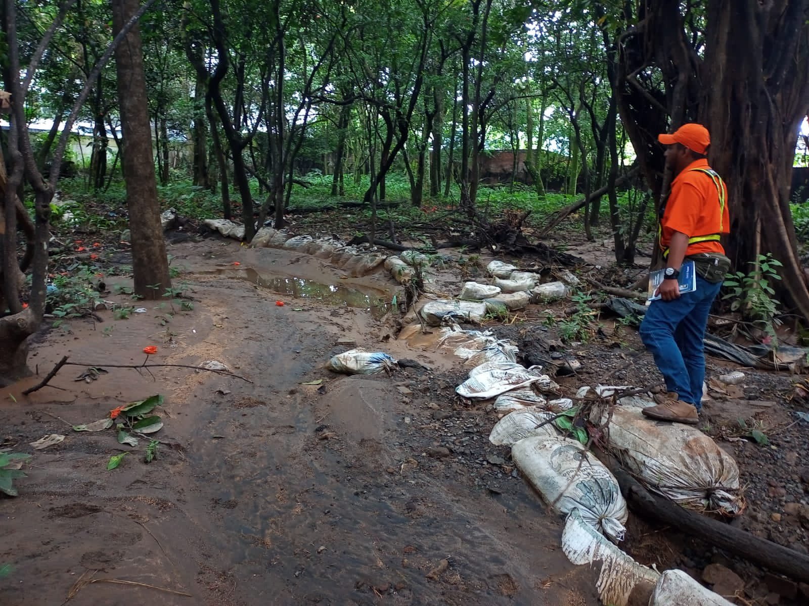 descubren-descarga-ilegal-de-aguas-construida-por-empresas-en-carretera-al-puerto